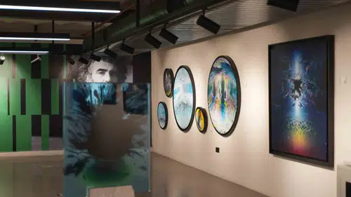 İzmir'in sanat duraklarında derinleşen yolculuk: Aynalardan tuvale uzanan keşif
