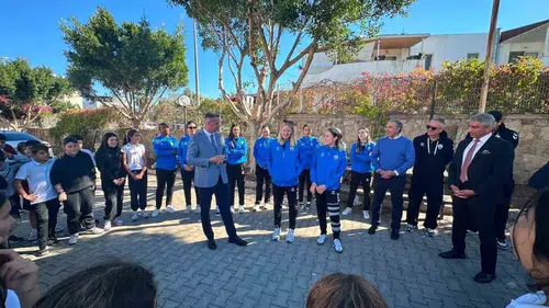 Bodrum'un şampiyonları gençlerle buluştu: Denizin Kızları'ndan anlamlı ziyaret