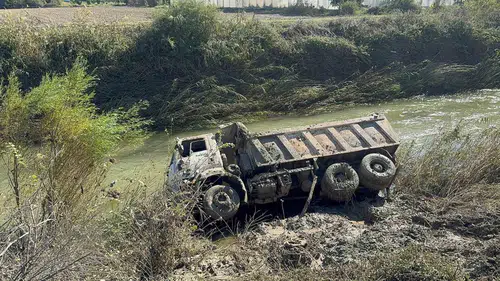 Dalaman'daki taşkın bölgesinde korkutan kaza: Islah çalışması yapan kamyon devrildi
