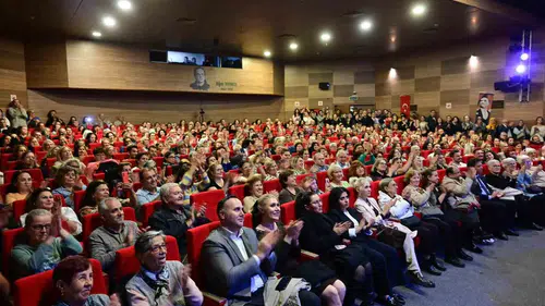 Sanat Güneşi Manisa’da bir kez daha doğdu: Zeki Müren şarkılarıyla anıldı