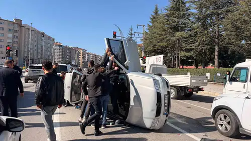 Afyonkarahisar'da trafik ışıklarında dehşet anları: Otomobil yan yattı