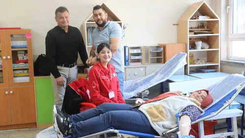 Küçük yüreklerden büyük fedakarlık: Okul bahçesinde rekor bağış