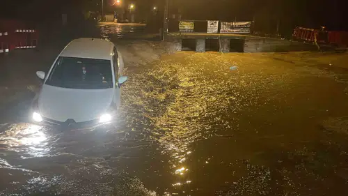 Kötekli’de yolun altı boşaldı: Sürücü çukura saplanmaktan kurtulamadı