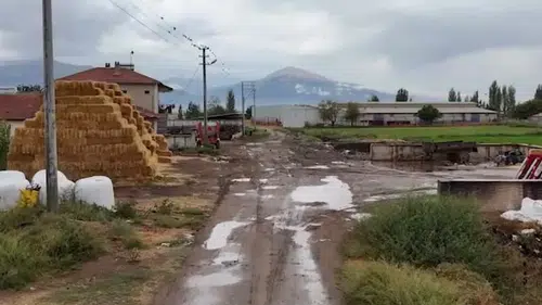 Bolvadin’de 16 milyonluk dev hamle: Çiftçinin yol çilesi asfaltla son buldu