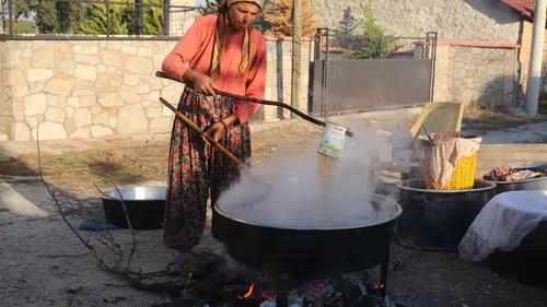 Denizli’de asırlık gelenek: Bağlardan gelen şifa odun ateşinde hayat buluyor
