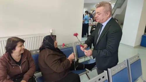Manisa'da sağlıkta nezaket rüzgarı: Hastalar haklarını karanfillerle öğrendi