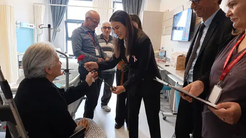 Aydın Şehir Hastanesi’nde hasta memnuniyeti için özel gün: Haklarını öğrendiler, çiçeklerle moral buldular