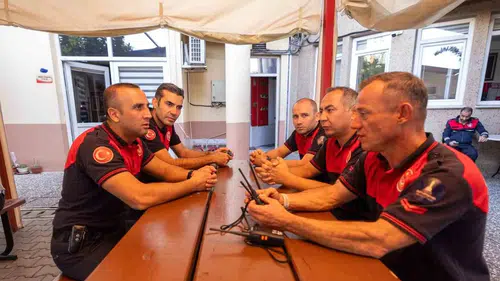 Enkazın görünmeyen kahramanları: 30 Ekim’in izleri yüreklerinde yaşıyor