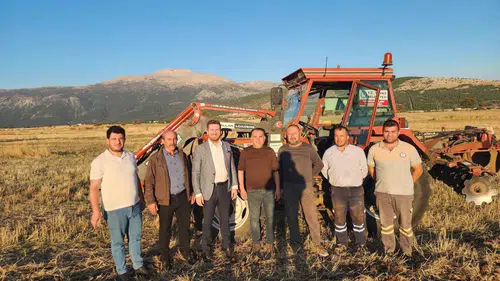 Tavas’ta belediye eliyle üretim seferberliği: Hasat edilen ürünler çiftçiye can suyu olacak