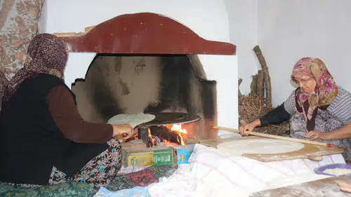 Çivril’de kış bereketi imeceyle geliyor: Komşular bir çuval undan sofraları donatıyor