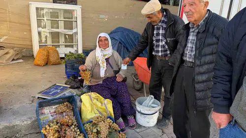 Soğuğa meydan okuyan lezzet: Çivril’in özel üzümü pazara indi