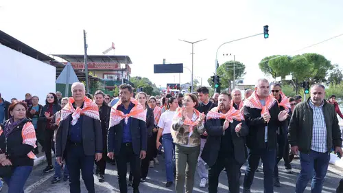 Didim’de bereketli hasat coşkusu: Kadınların traktörlü korteji şenliğe damga vurdu