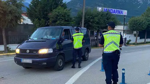 Muğla trafiğinde jandarma mesaisi: Binlerce araç denetlendi, ehliyetler askıya alındı