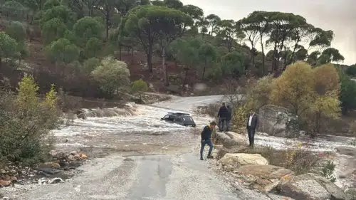 Sarıçay Deresi'nde kabus dolu dakikalar: Selin ortasında kalan iki kişiyi traktör kurtardı