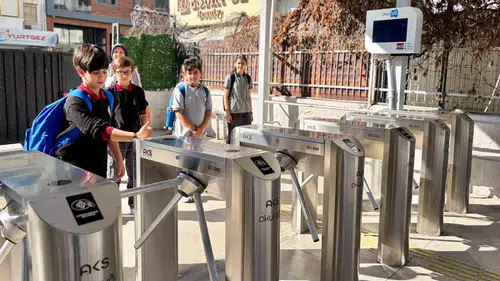 Okul kapısında dijital nöbet: Öğrenci giriş yaptı, velinin telefonu çaldı