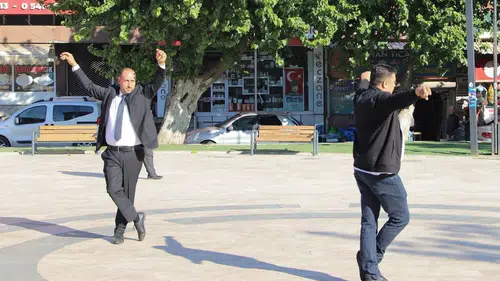 Köşk’te muhtarlardan geleneksel kutlama: Zeybekle sahneye çıktılar