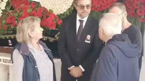Engin Altan Düzyatan’ı yıkan veda: Babası Mevlan Düzyatan için İzmir’de hüzünlü tören
