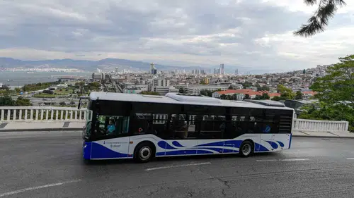 İzmir'de 29 Ekim ulaşımında bayram jesti: Sembolik ücret ve ücretsiz hatlar devrede