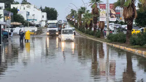 Bodrum'da yağış ulaşımı kilitledi: Sular altında kalan araçlar güçlükle kurtarıldı