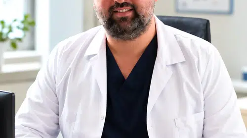 Şuhut Devlet Hastanesi’nde cerrahi kadroya taze kan: Op. Dr. Emre Şimşek göreve başladı