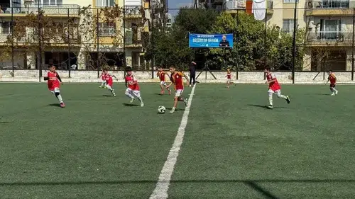 Efeler’de Cumhuriyetin minik yıldızları sahneye çıktı: 120 çocuk aynı hedef için ter döktü