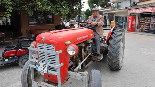 Modern teknolojiye meydan okuyan 88'lik çınar: Emektar traktörüyle ömrünü toprağa adadı