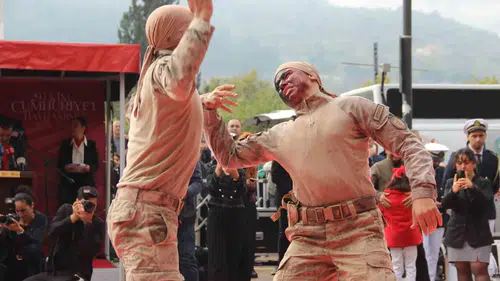 Manisa'da Cumhuriyet coşkusu: Jandarma komandoların performansı izleyenleri büyüledi