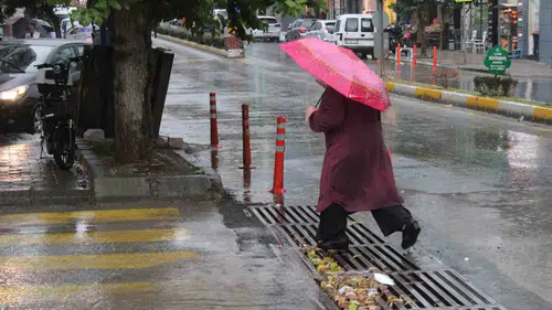 Efeler'de aniden bastıran yağmur hayatı olumsuz etkiledi