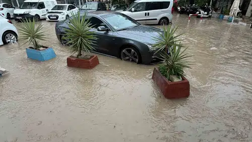 Çeşme'de gökyüzü boşaldı: Turistik ilçede yollar nehre döndü