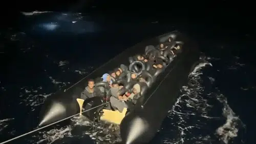 Didim denizlerinde İHA destekli operasyon: 34 göçmen kıskıvrak yakalandı