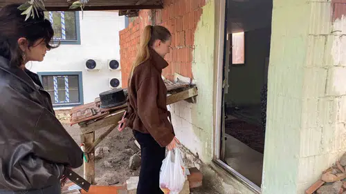 Manisa'da üniversiteli gençler yaşlıların hem eli hem de gönül dostu oldu
