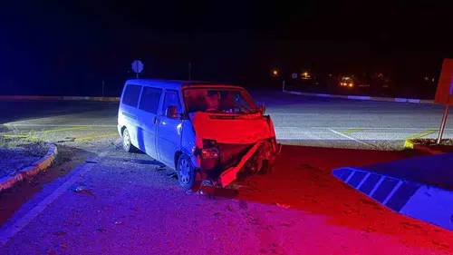 Emirdağ’da ucuz atlatılan kaza: Kamyonet savruldu, bir kişi yaralandı