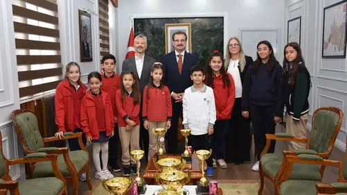Salihli'nin genç zihinleri başarılarını Kaymakam Güldoğan'a taşıdı
