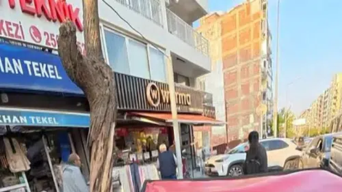 İzmir’de hafta sonu paniği: Caddede kontrolden çıkan araç dükkana daldı
