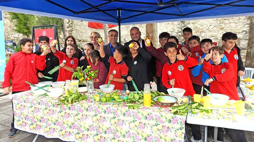 Çeşme’nin tarihî atmosferinde lezzet molası: Miniklerden geleneksel dokunuşlar