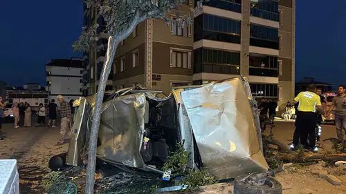Uşak’ta dehşet anları: Kontrolden çıkan otomobil otoparka uçtu