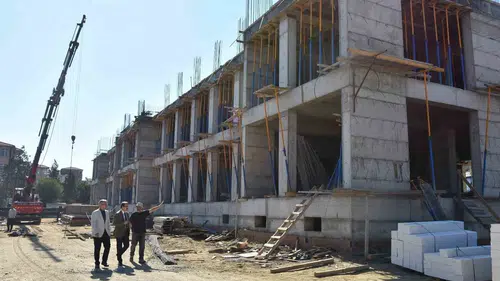 Salihli’de sınıflar yenileniyor: Geleceğin okulları hızla yükseliyor