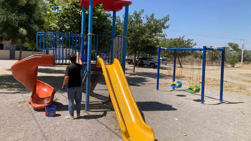 Yunusemre’de parklar yaza hazır: Minikler için güvenli oyun mesaisi