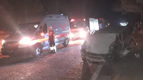 Selendi yolunda can pazarı: Otomobil ile traktörün çarpıştığı kazada 4 kişi yaralandı