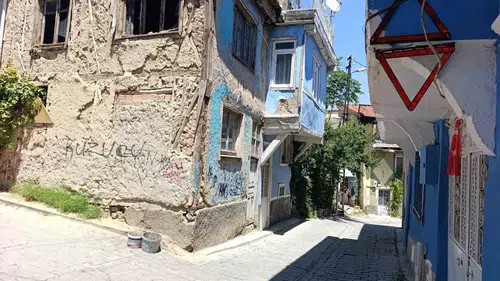 Afyonkarahisar’da dar sokak çilesi: Evini korumak için çareyi ışıklı önlemde buldu