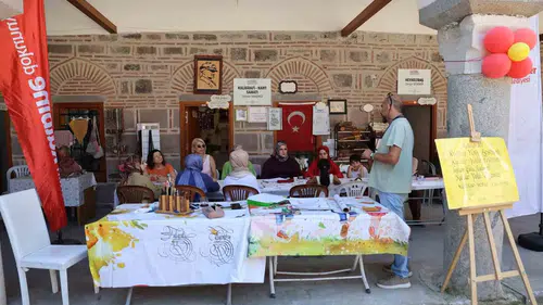 Mürekkebin dansı tarihi hanın duvarlarında yankılandı