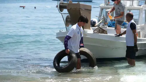 Bodrum’un masmavi sularından çıkanlar şoke etti: 650 kiloluk atık temizlendi