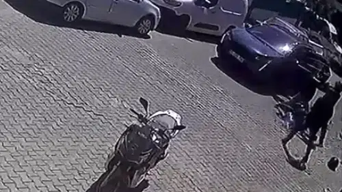 Trafikte vicdanları sızlatan saldırı: Çukurdan kaçan kuryeyi çocuğunun yanında dövdü