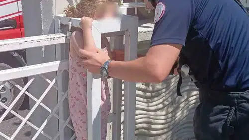 Oyun oynarken kabusu yaşadı: İtfaiye ekipleri minik çocuğu sıkıştığı yerden kurtardı