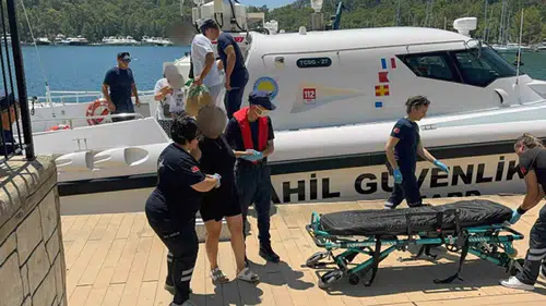 Fethiye açıklarında deniz üzerinde acil müdahale: Sahil Güvenlik iki kişiyi hayata bağladı