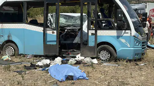 Manisa'da kara gün: Kavşaktaki çarpışmada acı bilanço