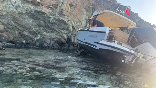 Marmaris koylarinda sessiz tehlike: Sürüklenen tekne kayaliklarda son buldu