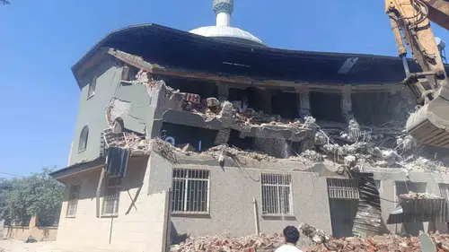 Salihli'de 28 yıllık ibadethanede korkutan tablo: Kolonlar çürüyünce yıkım başladı
