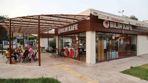 Efeler'de keyifli akşamlar uzadı: Bilim Kafe artık gece geç saatlere kadar açık