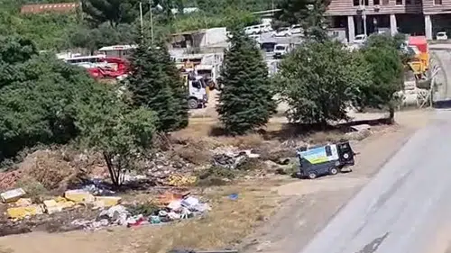 Kendi kapısının önünü görmezden geldiler: Belediye binasının arkası atık sahasına dönüştü